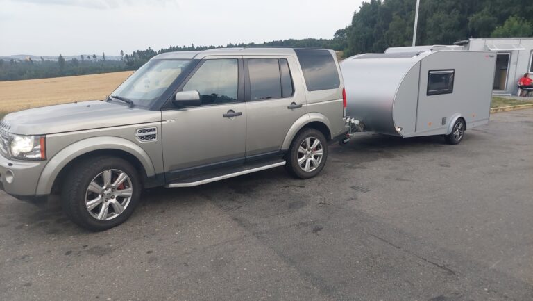 Minikaravan zapojený za osobním autem