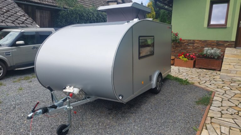 Minikaravan Mini K Family Plus z boku, připravený k vyzvednutí