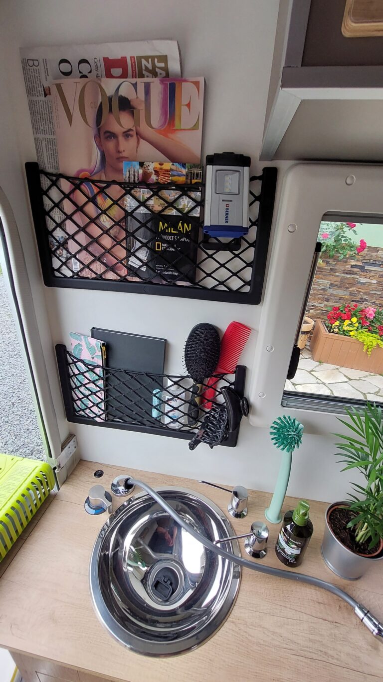 Organizér na stěně a dřez