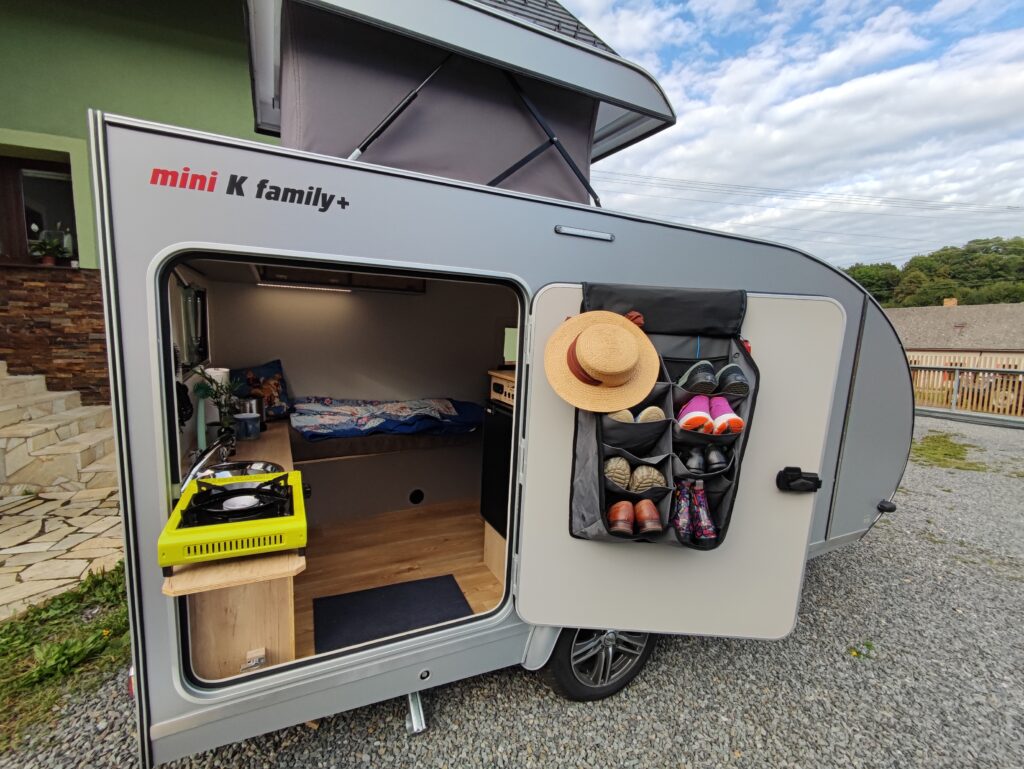 Minikaravan Mini K Family Plus s otevřenou zadní kuchyňkou
